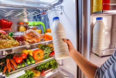 Khi để trong tủ lạnh, bạn cũng cần đậy chặt nắp sữa mỗi khi dùng xong